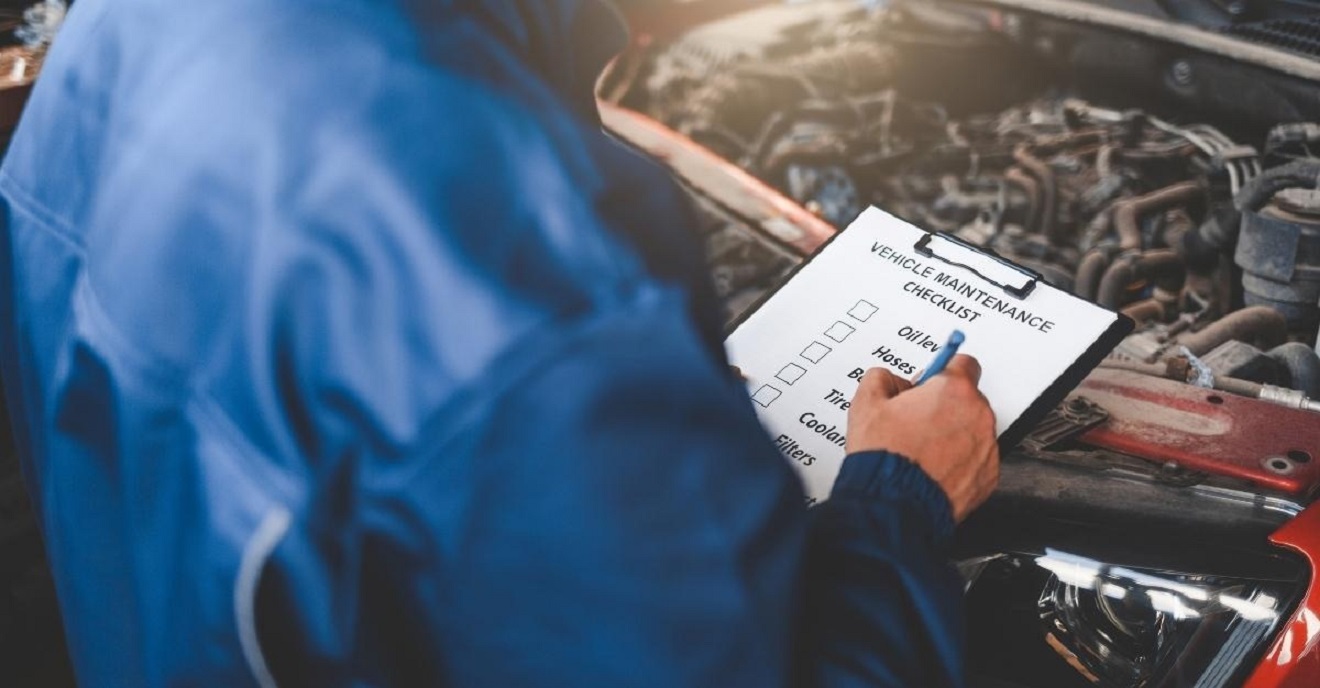 kiểm tra ô tô trước chuyến đi tạ garage VinCar