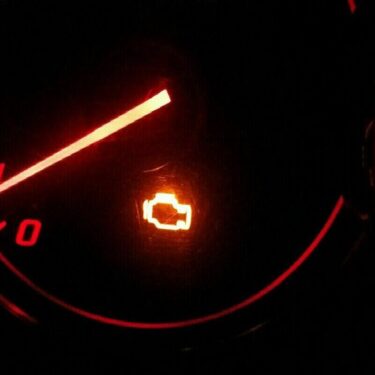đèn check engine ô tô nhấp nháy tại VinCar