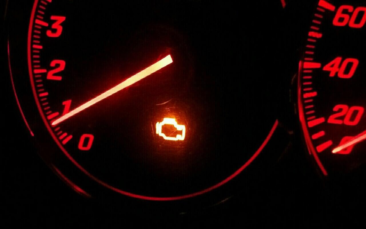 đèn check engine ô tô nhấp nháy tại VinCar